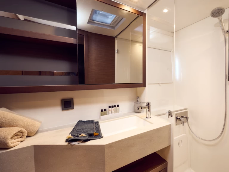 Katamarán k pronájmu v Trogir za nejlepší cenu