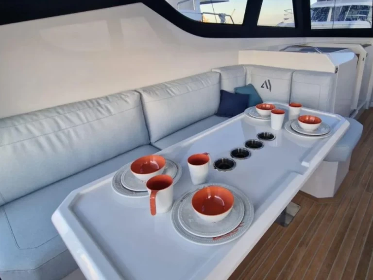 Motorová loď k pronájmu v Cogolin za nejlepší cenu