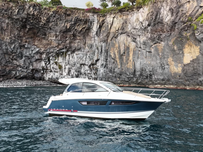 Pronájem Motorová loď Jeanneau s licencí