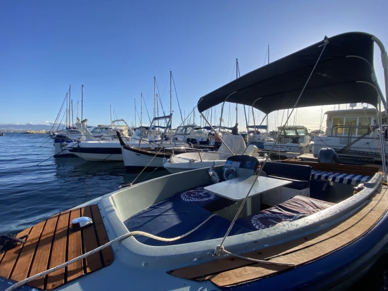 Pronajmout Motorová loď se skipperem či ne Sonni vega v Cagliari