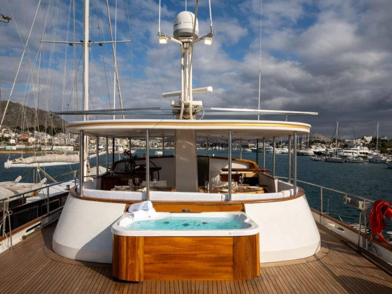 Pronajmout Jachta se skipperem či ne Codecasa v Salaminas