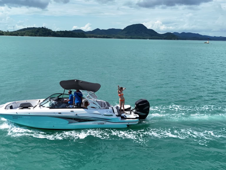 Pronájem Motorová loď Monterey s licencí