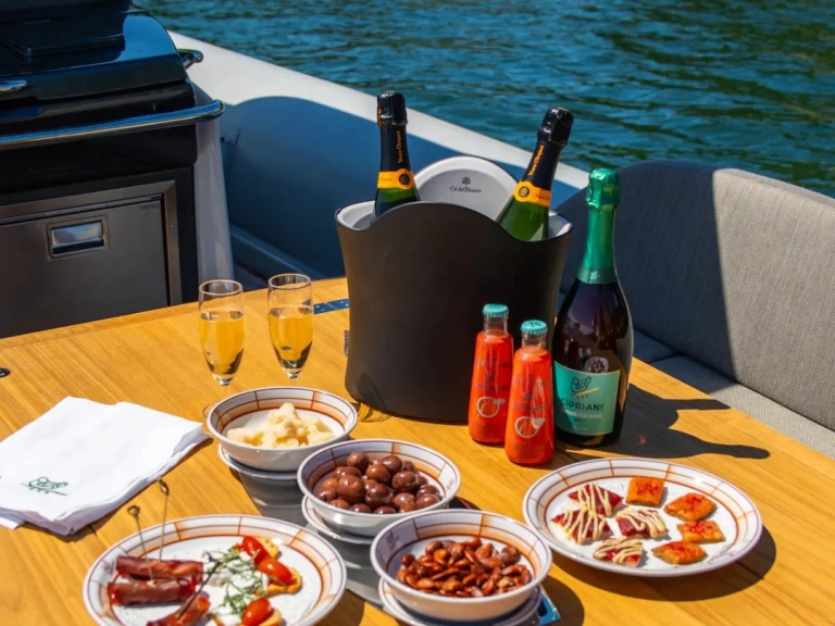 Pronajmout Motorová loď se skipperem či ne Sacs v Phuket (City)