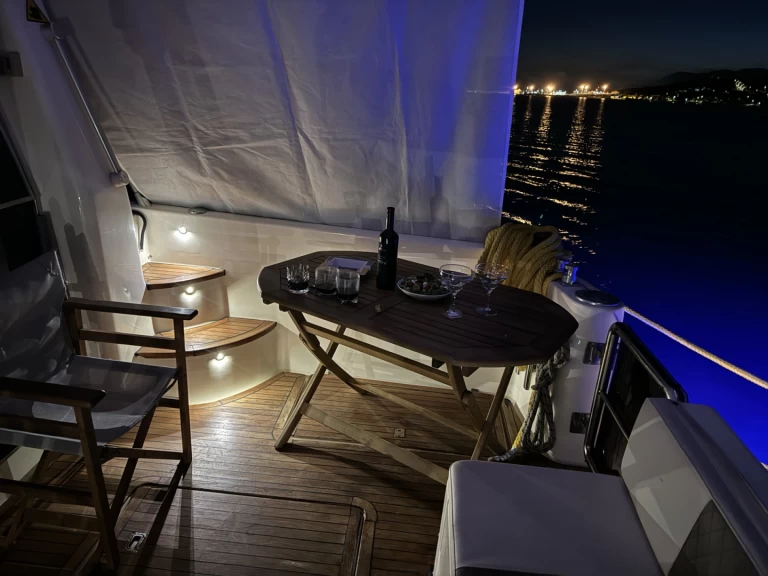 Motorová loď k pronájmu v Alimos za nejlepší cenu