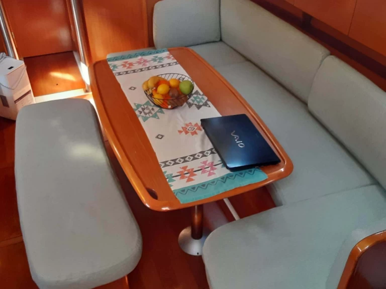 Bénéteau Cyclades 43.4 jednotlivci a charterové společnosti v Salamína