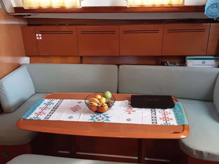 Pronajmout si Bénéteau Cyclades 43.4 v Salamína