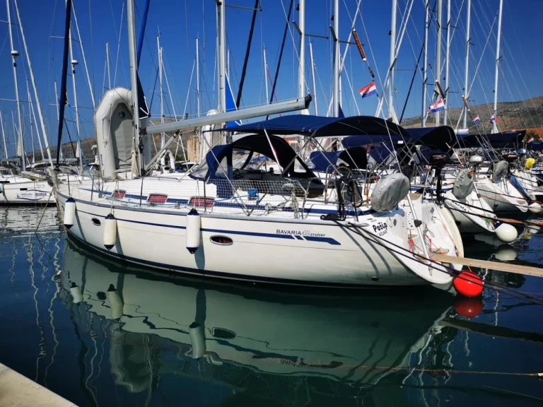 Pronajmout si Bavaria Bavaria 42 Cruiser v Trogir