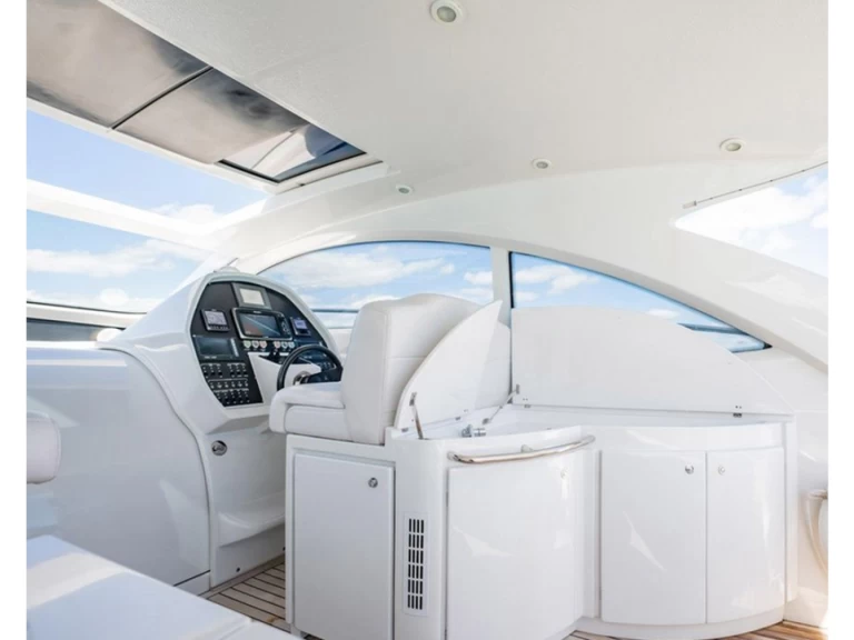 Pronájem lodi Olbia lákavé ceny Pershing 50.1