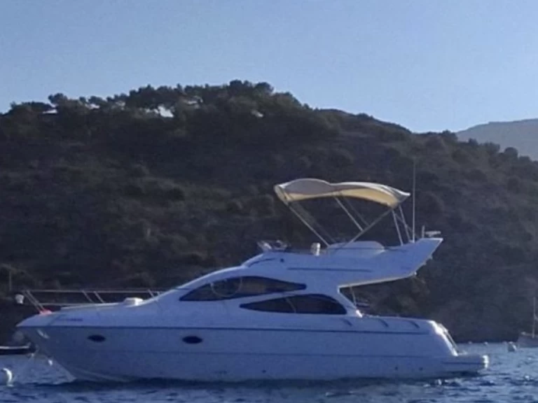 Genesis Del plata  jednotlivci a charterové společnosti v Badia de Cadaqués