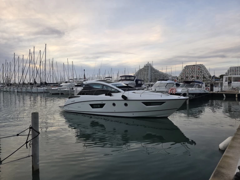 Pronájem Motorová loď Bénéteau s licencí