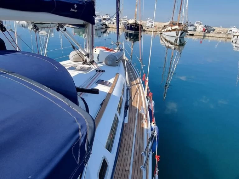 Jeanneau Sun Odyssey 42i jednotlivci a charterové společnosti v Ermoúpolis
