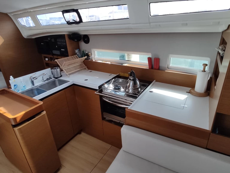 Pronájem lodi Jeanneau Sun Odyssey 410 v Piraeus na Samboatu