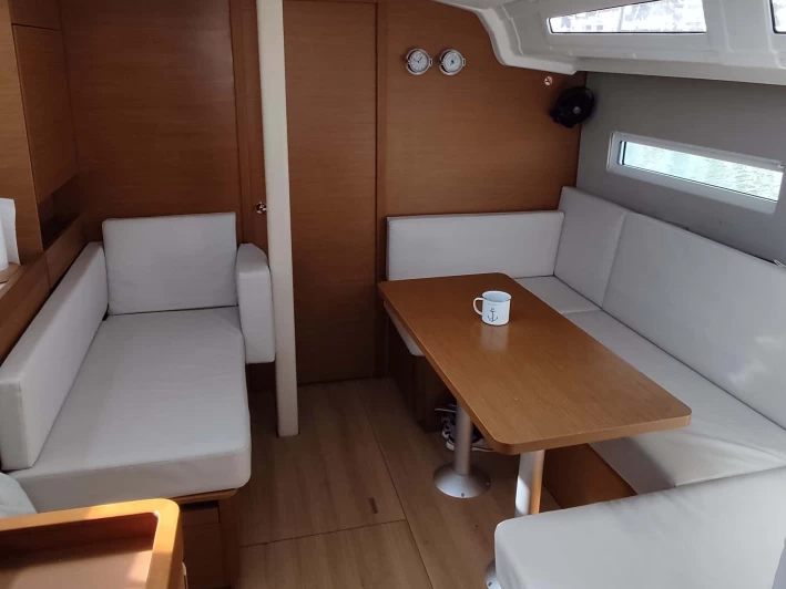 Pronajmout Plachetnice se skipperem či ne Jeanneau v Piraeus