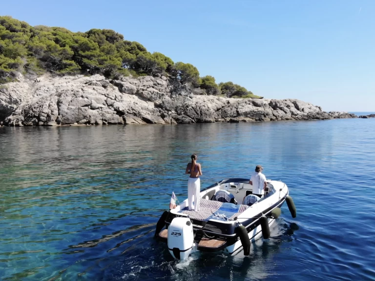 Pronájem Motorová loď Tullio-Abbate s licencí