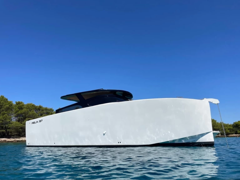 Pronajmout Motorová loď se skipperem či ne Felix 37 v Makarska