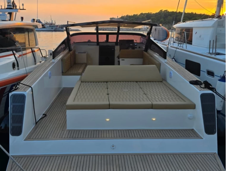 Pronajmout Motorová loď se skipperem či ne Felix 37 v Makarska