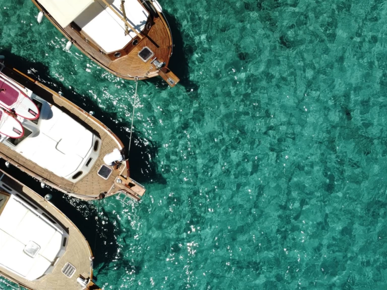 Capeador llaut menorquin jednotlivci a charterové společnosti v Mahon