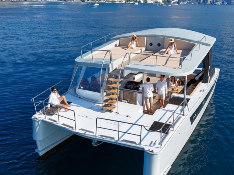 Pronajmout Motorová loď se skipperem či ne CAT v Neapol