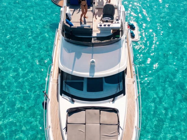 Bénéteau Antares 12 jednotlivci a charterové společnosti v Portisco