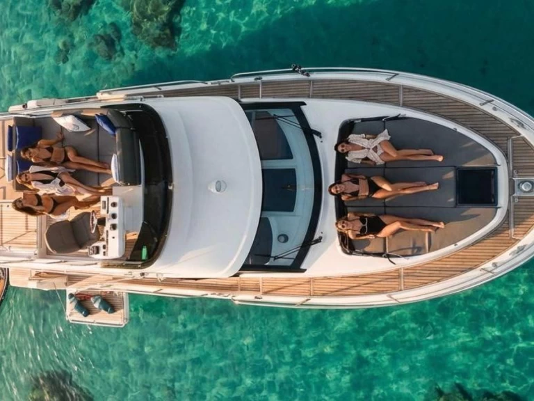 Pronajmout si Bénéteau Antares 12 v Portisco