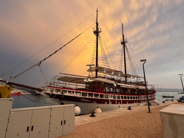 Motorová loď k pronájmu v Omiš za nejlepší cenu