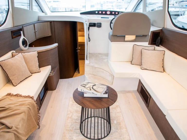 Pronájem Motorová loď Hatteras s licencí