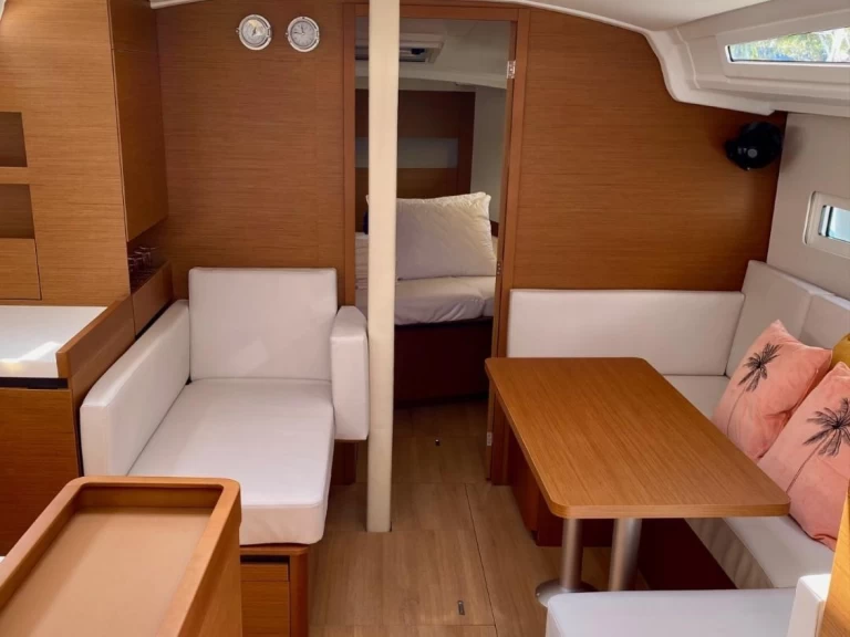 Jeanneau Sun Odyssey 410 (2023) jednotlivci a charterové společnosti v Lefkáda