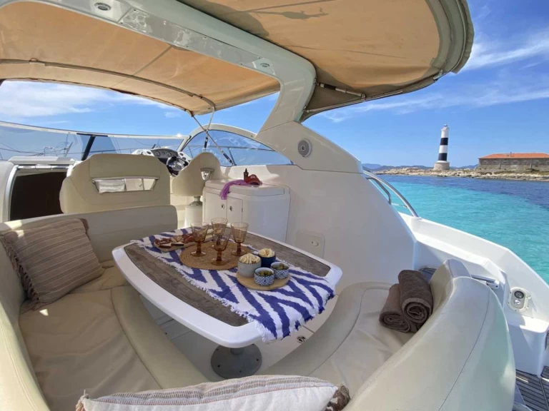 Motorová loď k pronájmu v Port Olímpic of Barcelona za nejlepší cenu