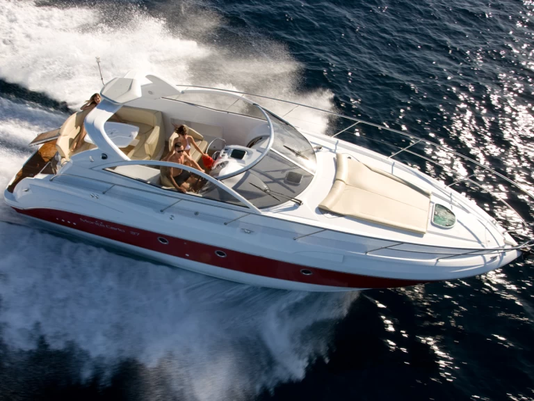 Pronájem Motorová loď Bénéteau s licencí