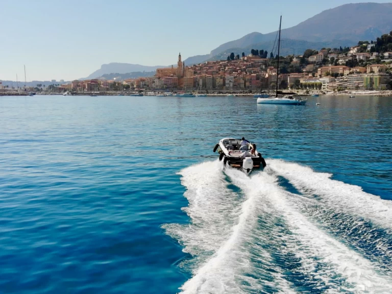 Motorová loď k pronájmu v Saint-Jean-Cap-Ferrat za nejlepší cenu