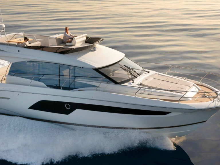 Pronájem Motorová loď Prestige Yachts s licencí