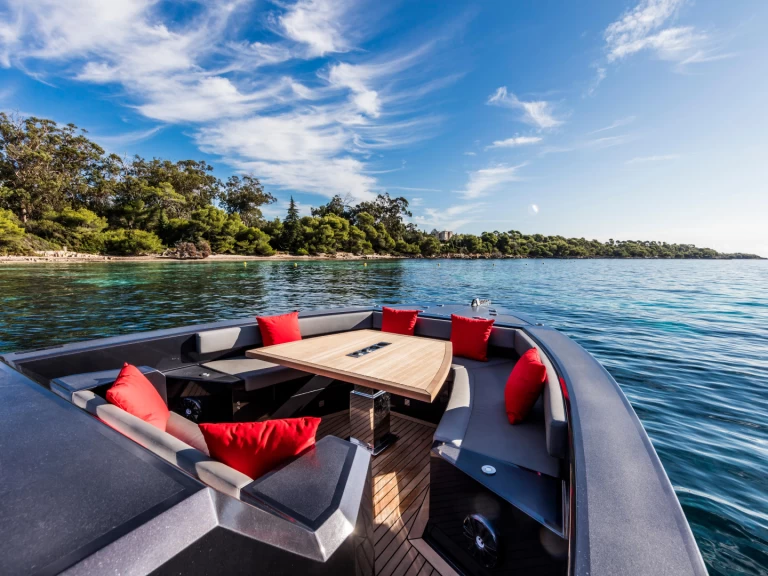 Motorová loď k pronájmu v Monako za nejlepší cenu