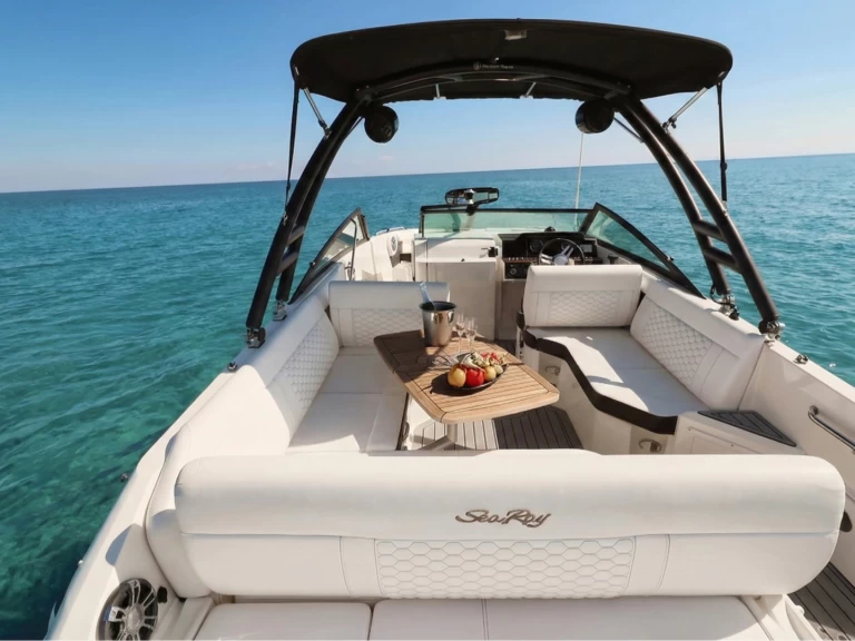 Pronajmout si Sea Ray  250 sdx v Ayia Napa
