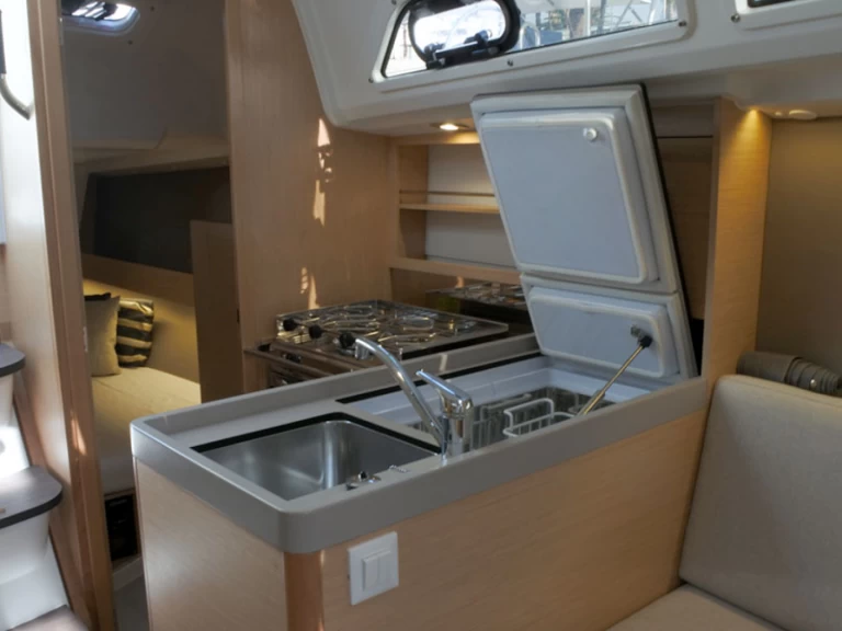 Pronájem lodi Barcelona lákavé ceny Oceanis 30.1