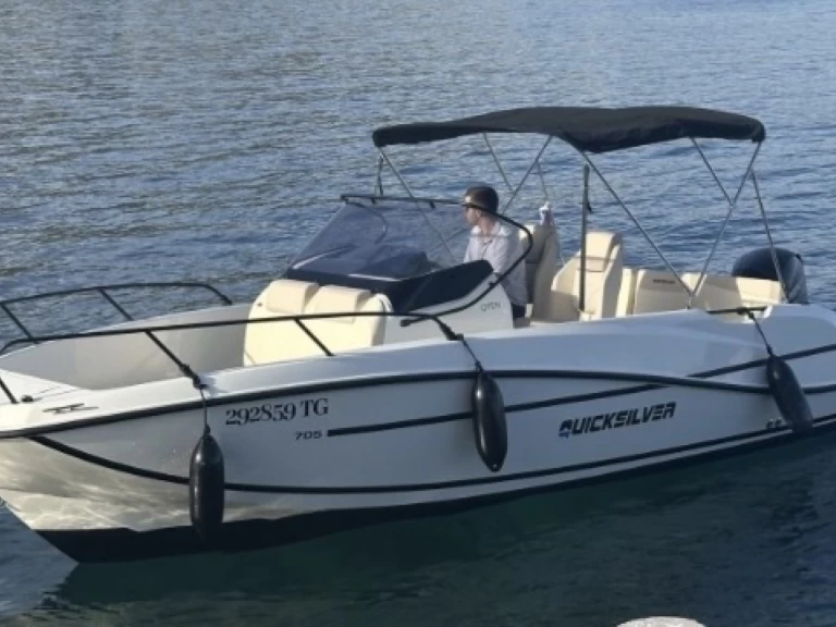 Motorová loď k pronájmu v Seget Vranjica za nejlepší cenu