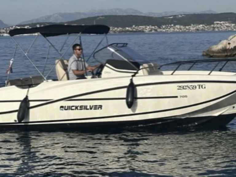 Quicksilver 705 Open jednotlivci a charterové společnosti v Seget Vranjica