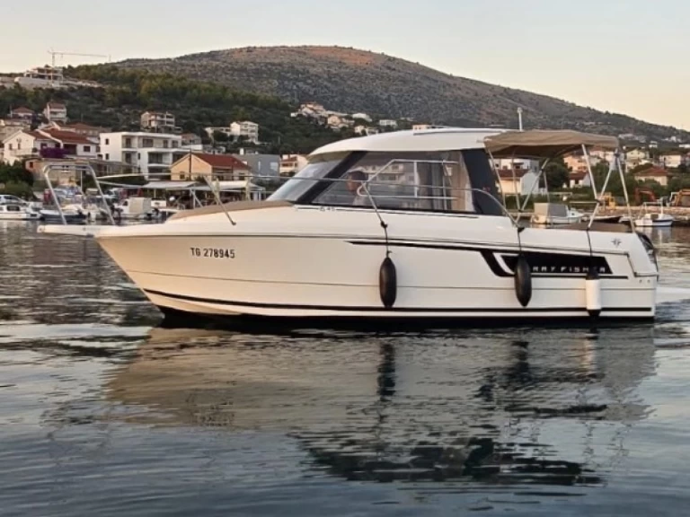 Pronájem Motorová loď Jeanneau s licencí