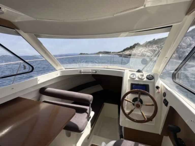 Jeanneau Merry Fisher 645 jednotlivci a charterové společnosti v Seget Vranjica