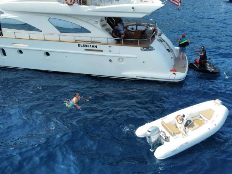 Pronajmout si Azimut MINERVA v Neapol