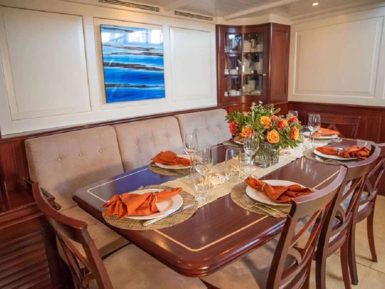 Pronájem lodi Holland  AURELIUS  v Antigua Island na Samboatu