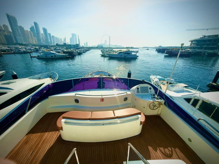 Pronajmout Jachta se skipperem či ne Benetti v Dubai Marina