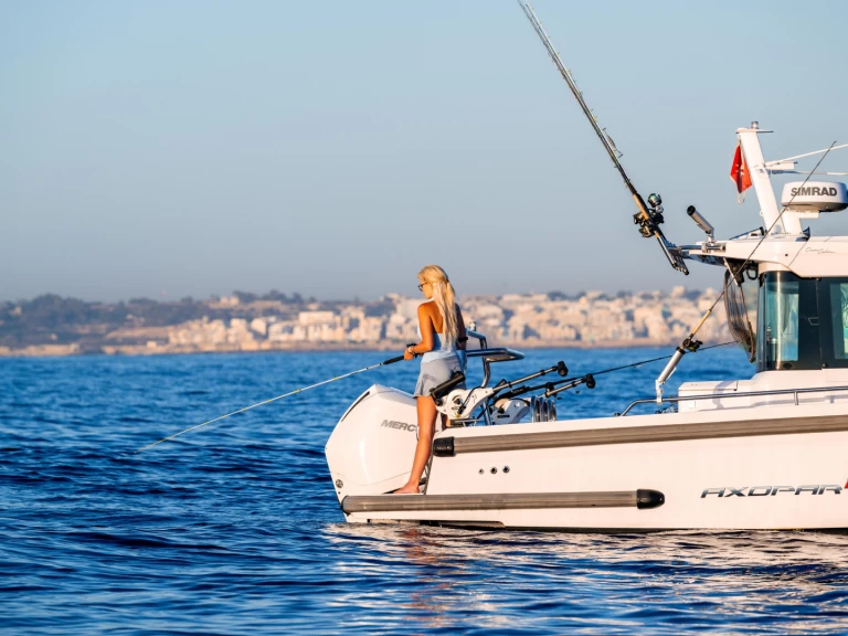 Pronájem lodi Valletta lákavé ceny Axopar 37 XC Cross Cabin