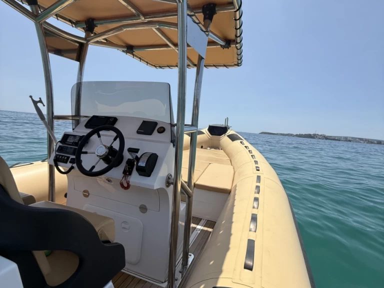 Polotuhá loď k pronájmu v Puerto Portals za nejlepší cenu