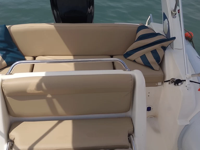 Polotuhá loď k pronájmu v Medulin za nejlepší cenu