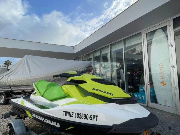 Pronájem Vodní skútr Sea-Doo s licencí
