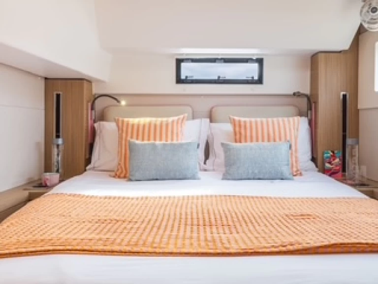 Pronajmout Katamarán se skipperem či ne Lagoon v Nisida