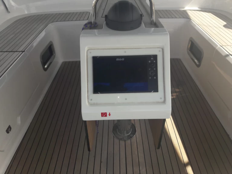 Pronajmout Plachetnice se skipperem či ne Bavaria v Salamína