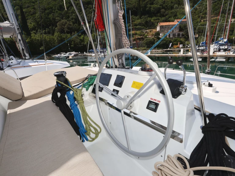 Pronájem lodi Bali Bali 4.2 v Komolac na Samboatu