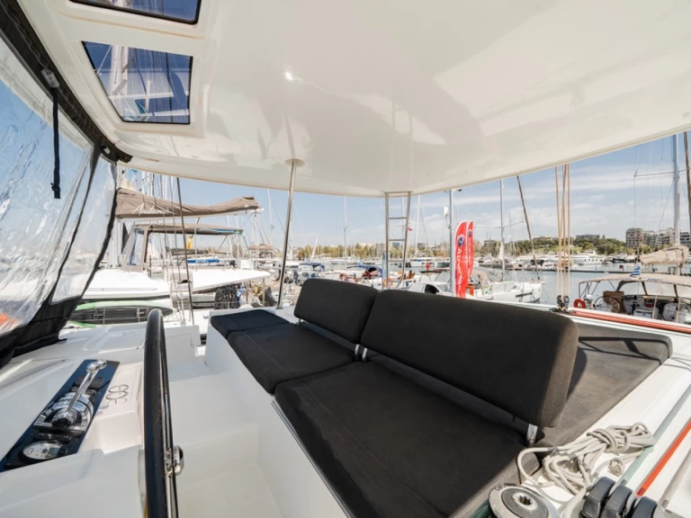 Pronajmout Katamarán se skipperem či ne Lagoon v Alimos