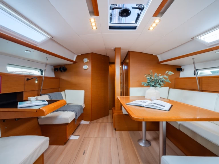 Pronajmout Plachetnice se skipperem či ne Jeanneau v Preveza